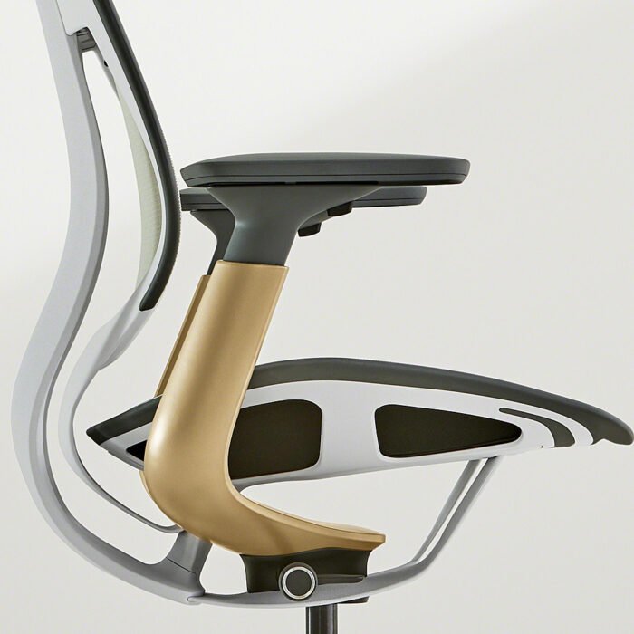 L'approche innovante du design de Steelcase Karman a été conçue dans une perspective de durabilité. Il incarne une approche holistique du développement Son procédé de tissage exclusif permet d’offrir une sélection de tissus translucides, opaques ou même de couleur changeante. En effet, Intermix a également la capacité de "changer" de couleur en fonction de l'angle de vue, grâce à l'utilisation de plusieurs couleurs dans le tissage. Cela provient de la topographie du fil, un effet similaire à celui de certaines ailes de papillon.