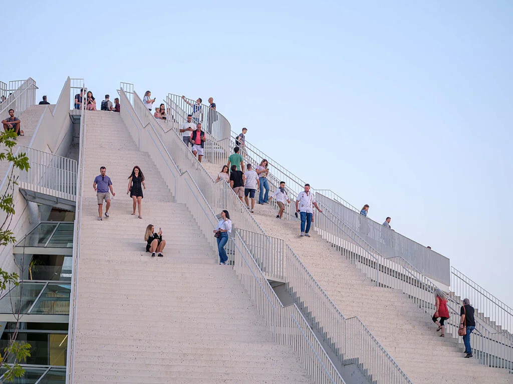 Montée de la nouvelle Pyramide de Tirana