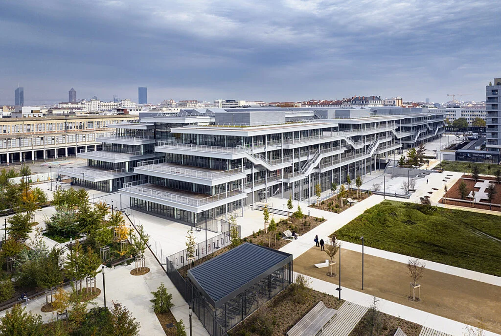 emlyon a mis Pca au défi d’imaginer de nouveaux espaces pour répondre à de nouvelles pédagogies. Ses recherches sur les lieux d’enseignement et les enjeux de la transmission du savoir, dans un monde complexe et imprévisible, lui ont permis de comprendre que l’école de demain devait se montrer d’une grande flexibilité et privilégier l’intensité de l’expérience collective.