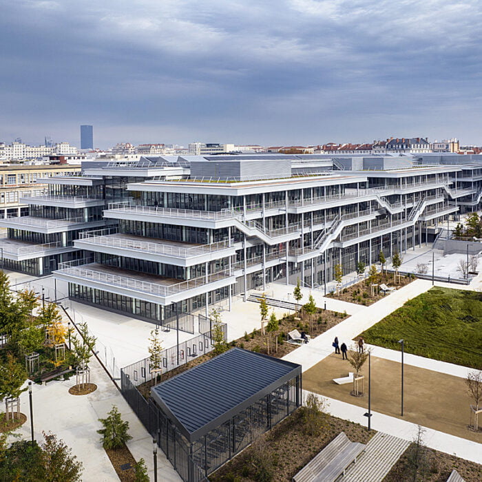 emlyon a mis Pca au défi d’imaginer de nouveaux espaces pour répondre à de nouvelles pédagogies. Ses recherches sur les lieux d’enseignement et les enjeux de la transmission du savoir, dans un monde complexe et imprévisible, lui ont permis de comprendre que l’école de demain devait se montrer d’une grande flexibilité et privilégier l’intensité de l’expérience collective.