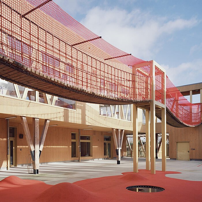 Avec Oiseau Lyre, r2k architecte concrétise les ambitions environnementales et pédagogiques de la Ville de Noisy le Grand à travers la construction et l'aménagement intérieur d'un bâtiment à énergie positive en bois. Basé sur des recherches cognitives récentes, il fournit un cadre pour les pédagogies actives.