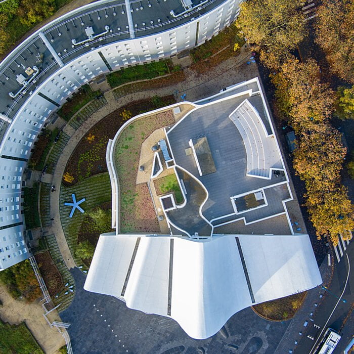 Centre culturel vue du ciel de la toiture et du théâtre